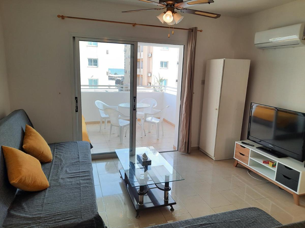 Large Apt 2 Bedrooms Sea View & 2 Balconies ลาร์นาคา ภายนอก รูปภาพ