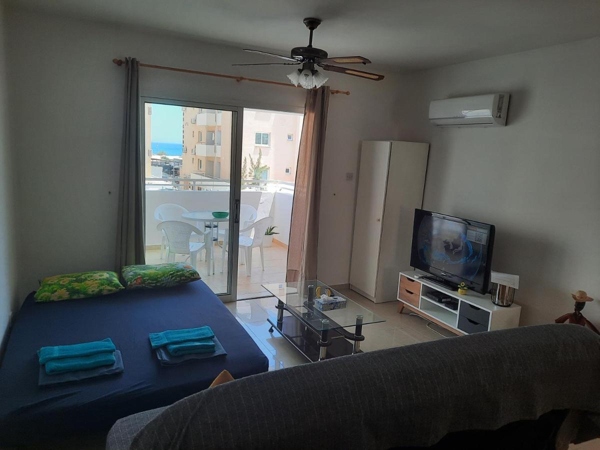 Large Apt 2 Bedrooms Sea View & 2 Balconies ลาร์นาคา ภายนอก รูปภาพ